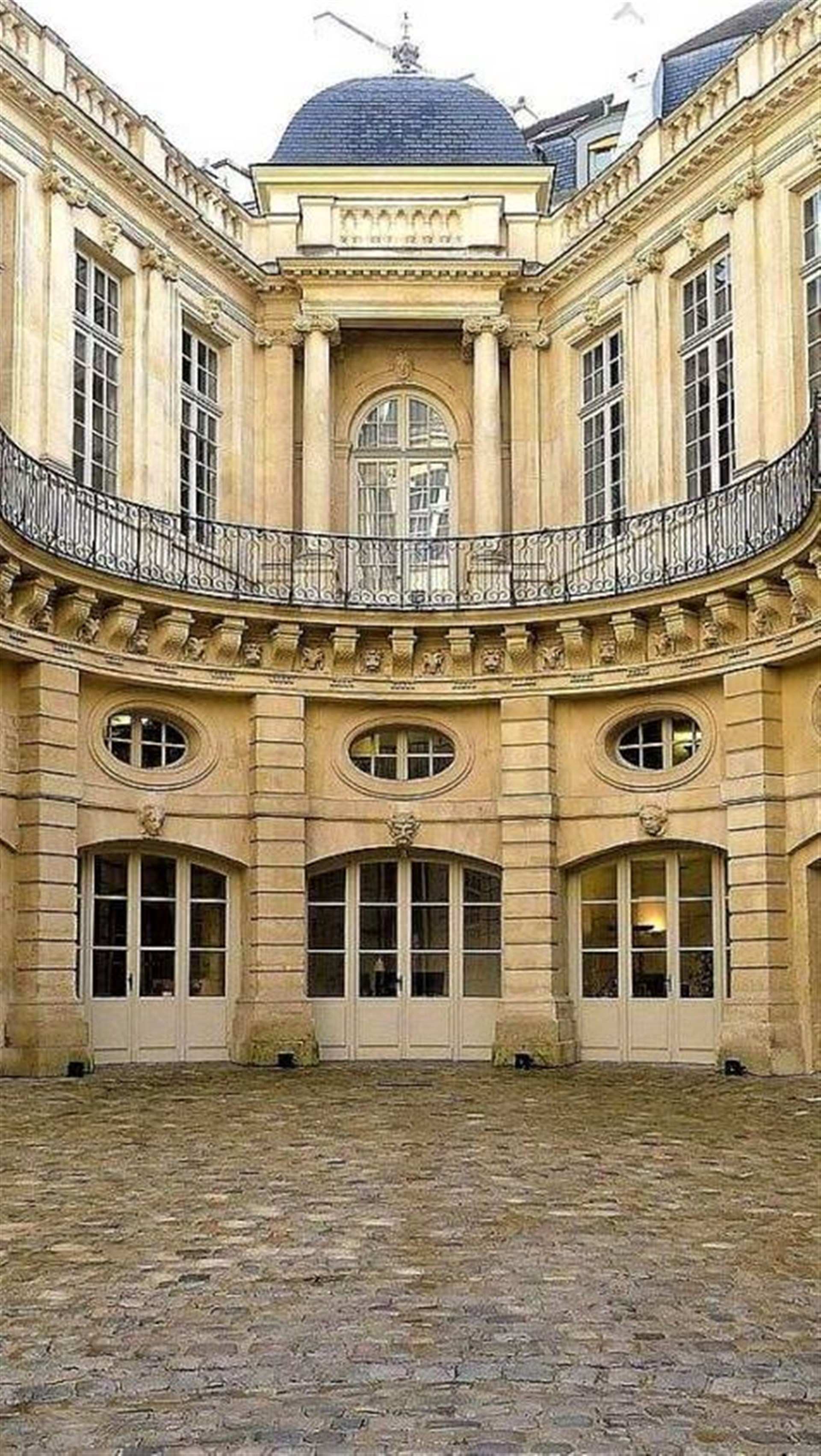 Visite guidée : Cour d'appel administrative Hôtel de Beauvais par Interkultur Paris