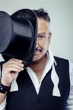 Affiche de Dani Lary dans Au nom du père, du fils et de la magie