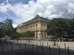 Affiche de Visite guidée : Le tribunal de commerce et la juridiction consulaire (R.C.S, présidents, greffiers, juges...) | par Lora