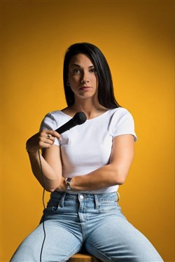 Affiche de Claudia Modica dans En construction