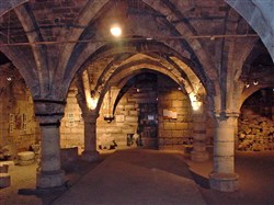 Affiche de Visite guidée : Caves Médiévales autour de l'enceinte de l'An Mil
