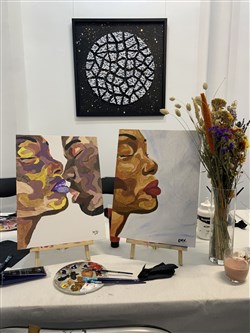 Affiche de Apéro-Peinture : un pinceau dans une main, un verre dans l'autre