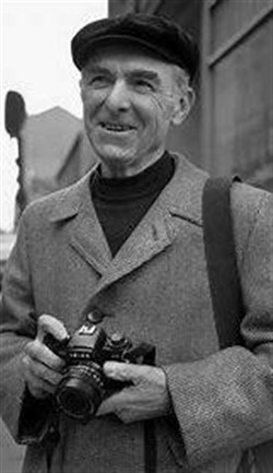 Affiche de Doisneau, des étincelles dans la grisaille