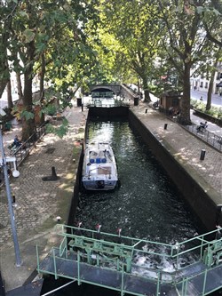 Affiche de Visite guidée : Une balade autour du Canal Saint-Martin et du bassin de la Villette | par Loetitia Mathou