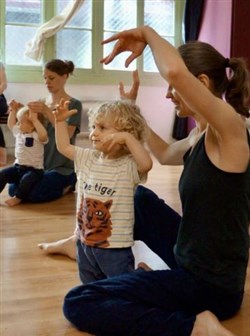 Affiche de Atelier en duo parent-enfant : Histoires & comptines signées