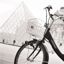 Affiche de Visite guidée insolite : Les secrets de Paris en vélo électrique par Paris Charms & Secrets | En français