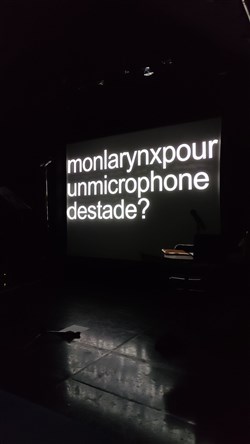 Affiche de Mon larynx pour un microphone de stade ?