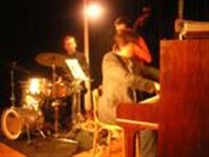 Affiche de concert jazz+jam session avec Hugues Duchesne au piano, Joachim Florent à la contrebasse et Pascal Rey à la batterie