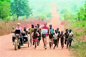 Affiche de 5 ans, 5 continents, la terre à en perdre la boule