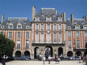 Affiche de Visite guidée : Parcours complet du Marais, hôtels particuliers entre cours et jardins, tours médiévales ,place des Vosges | Par Artémise