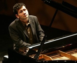 Affiche de Ravel, Rachmaninov, Liszt, Giordano, Bernstein" : Ferenc Vizi (piano), Yumato Suenaga (piano), Muriel Gros (chant)