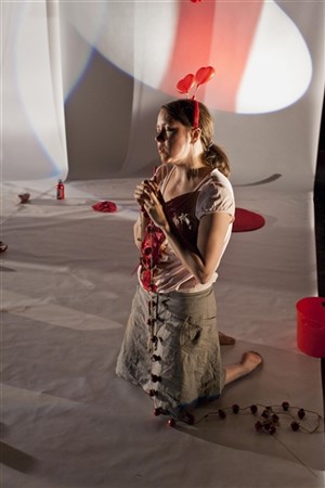 Affiche de Rouge, performance de et avec Julie Andrée T.