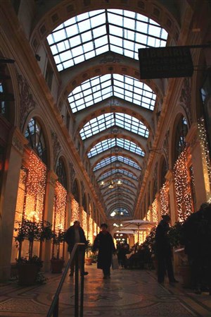 Affiche de Visite guidée : Les passages couverts illuminés pour les fêtes | par Aime Paris