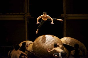 Affiche de Cirque acrobatique du Vietnam - À Ô Làng Phô