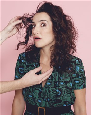 Affiche de Isabelle Vitari dans Bien entourée
