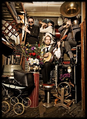 Affiche de L'orchestre d'hommes-orchestres joue à Tom Waits