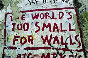 Affiche de The world is too small for walls