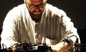 Affiche de Hassan Khan : Superstructure, 2011
