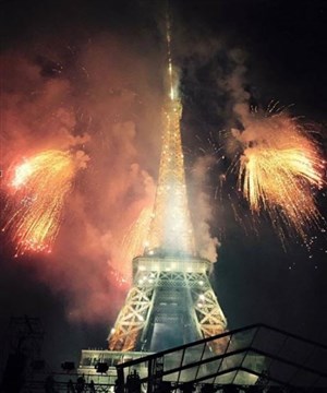 Affiche de 14 Juillet 2018 : Feu d'Artifice de la Tour Eiffel à Paris sur un bateau navigant