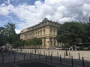 Affiche de Visite guidée : Le tribunal de commerce et la juridiction consulaire (R.C.S, présidents, greffiers, juges...) | par Lora