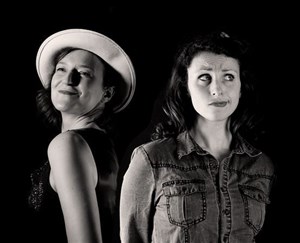 Affiche de Soeurs, Yes Sir