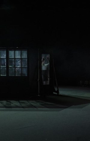 Kaddish, la femme chauve en peignoir rouge