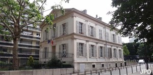 Affiche de Visite guidée : Cours et jardins secrets du village Grenelle | par Pierre-Yves Jaslet