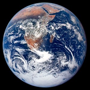 Affiche de La terre est bleue comme une orange, et autres poèmes