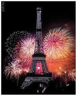 Affiche de 14 Juillet 2017 : Feu d'Artifice au pied de la Tour Eiffel à Paris sur un bateau navigant