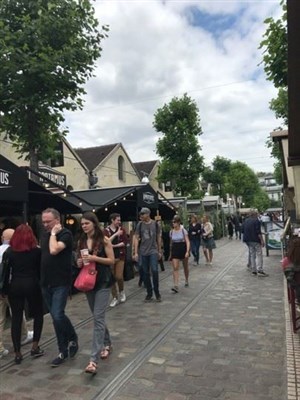 Affiche de Visite guidée : Balade à Bercy, le parc, les rues avoisinantes, le cour Saint-Emilion ou Bercy Village | par Loetitia Mathou