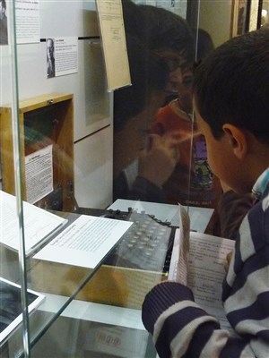 Affiche de Visite guidée : Le musée des lettres et manuscrits en famille
