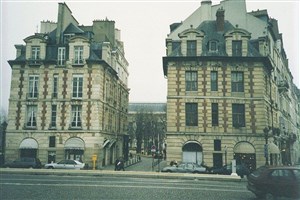 Affiche de Visite de La Roulotte (appartement d'Yves Montand et Simone Signoret) Le Pont Neuf, la place Dauphine | par Pierre-Yves Jaslet