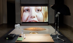 Affiche de La Photographie performe | - The Body and the Archive