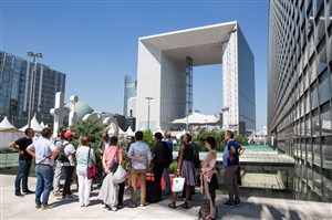 Affiche de Visite guidée : La fabuleuse histoire de la naissance de La Défense | par Les Découvreurs