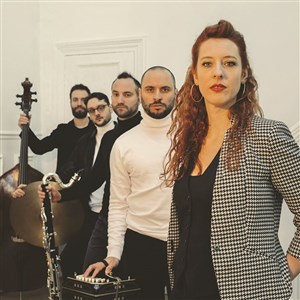 Affiche de Chloe Pfeiffer et l'ensemble dixit
