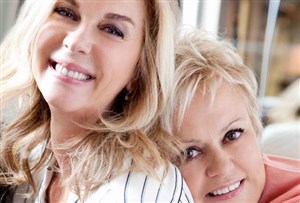 Affiche de Elles s'aiment | avec Muriel Robin et Michèle Laroque