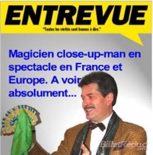 Affiche de Illusionniste et magicien aux tables des spectateurs
