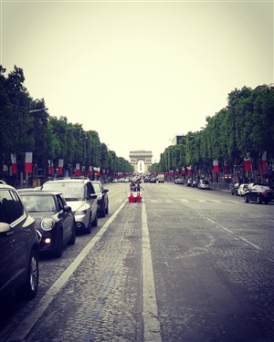 Affiche de Visite Guidée : Petite balade vespérale aux Champs Elysées | par Gilles Henry