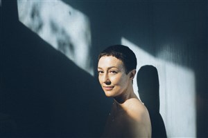 Affiche de Lehna + Première partie Camille Feist | Festival solidaire des arènes de Montmartre