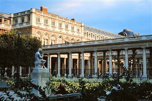Affiche de Le palais-royal et ses passages insoupçonnés au coeur de paris | par Pierre-Yves Jaslet