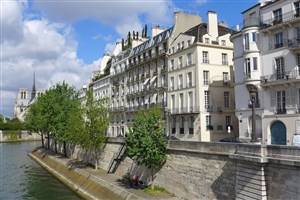 Affiche de Visite guidée : L'île Saint-Louis et ses secrets | par Aurélie Bru