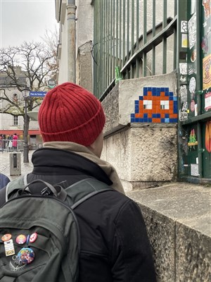 Affiche de Visite guidée : Chasse aux Space Invaders et Balade Street-art à Montmartre | par Camille Hédouin