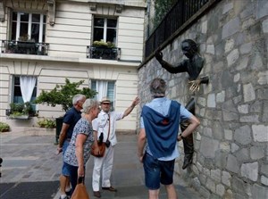 Affiche de Visite guidée : Visite insolite de Montmartre en français par Robert, un américain à Paris | par Robert Michon