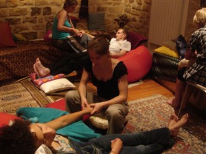 Affiche de Atelier massage: découverte-pratique les mains et les bras assis