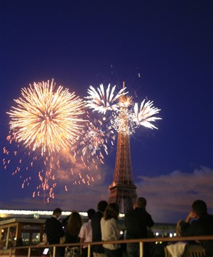 Affiche de 14 Juillet 2013 Feu d'Artifice au pied de la Tour Eiffel à Paris sur un bateau navigant | Le Belle Vallée