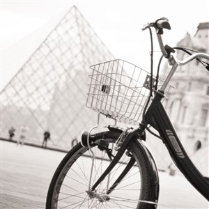 Affiche de Visite guidée insolite : Les secrets de Paris en vélo électrique par Paris Charms & Secrets | En français