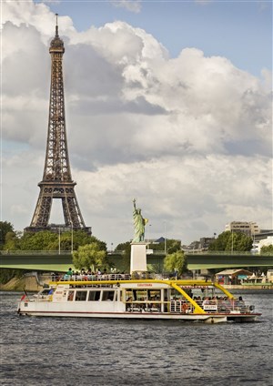 Affiche de La Parisienne sur la Seine