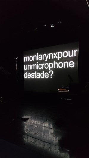 Affiche de Mon larynx pour un microphone de stade ?