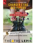 Changer l'eau des fleurs