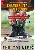 Changer l'eau des fleurs